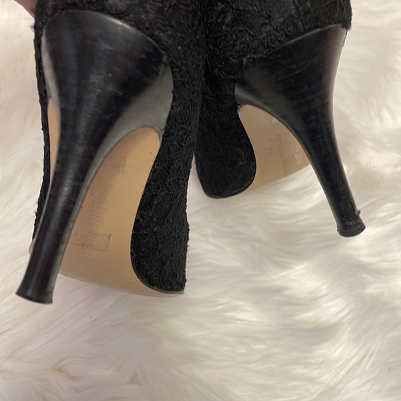 Size 7.5 Anne Klein Black Lacey Stilettos B1 - Picture 3 of 6